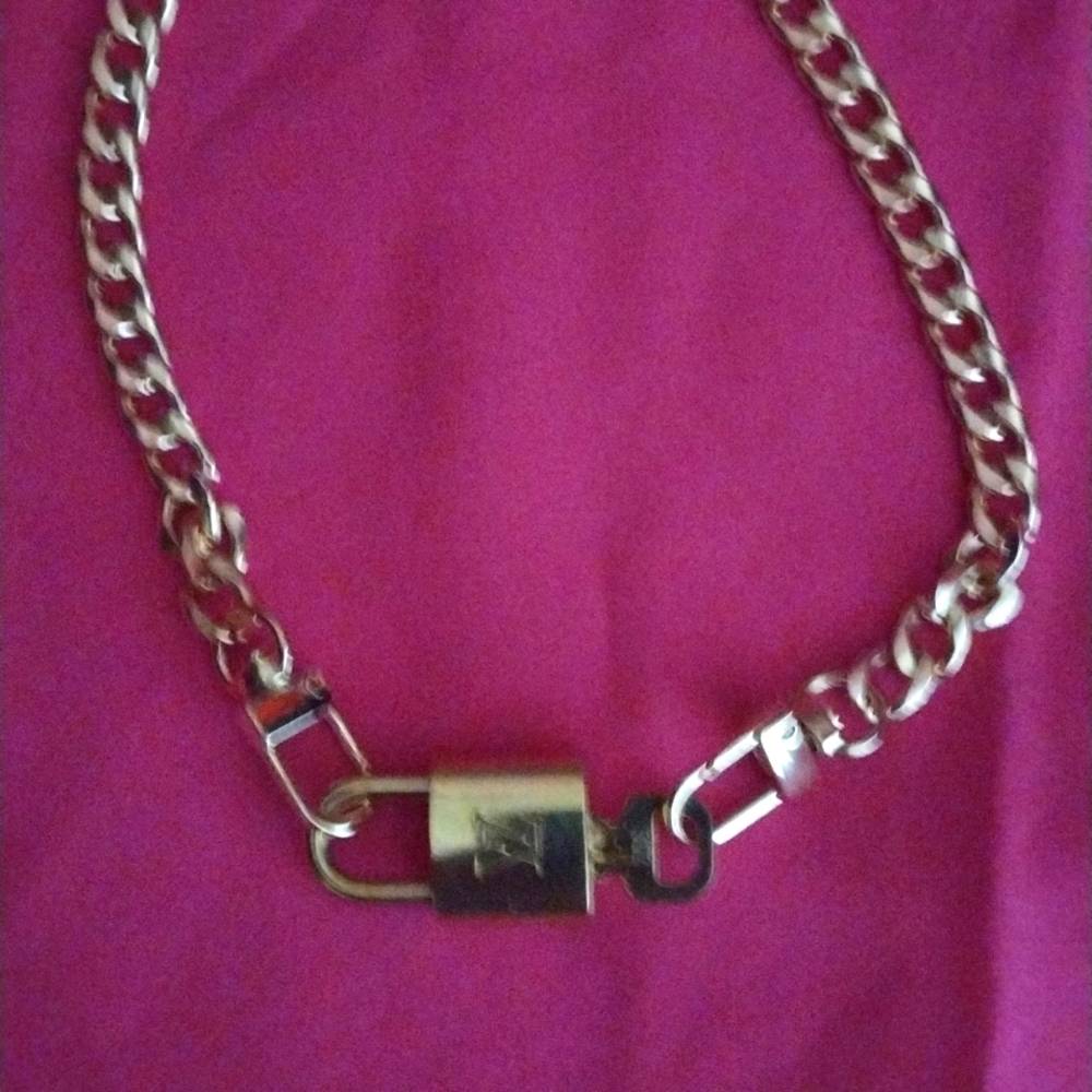 Genuine LV lock #302 and chain